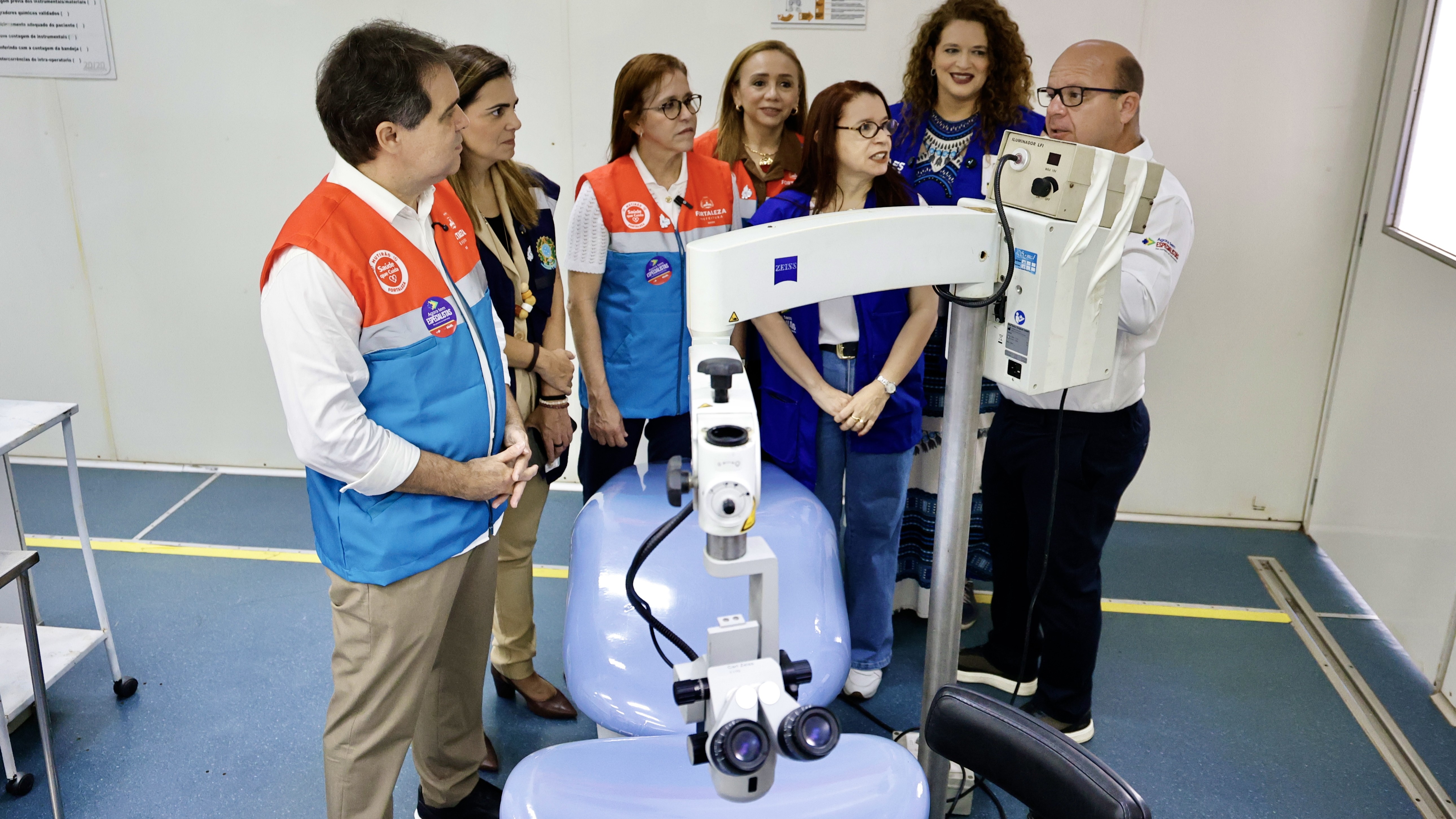 grupo de pessoas posa para a foto